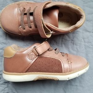 NWOT - 8 Wide - leather sneaker